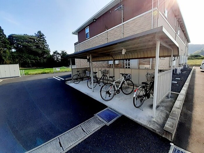 物件外観写真2　(駐輪場)