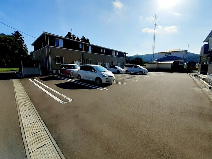 物件外観写真3　(駐車場)