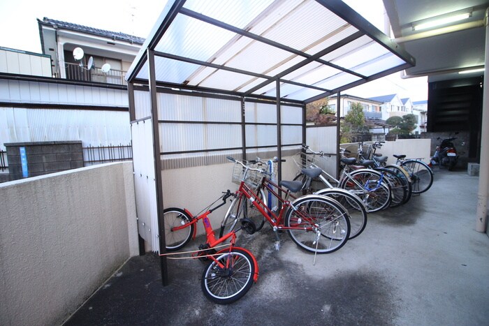 物件外観写真4　(駐輪場)