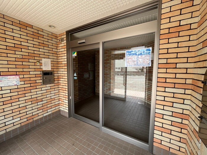 物件外観写真4　(エントランス部分)