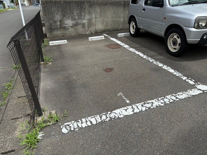 物件外観写真4　(駐車場)