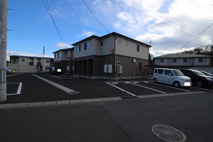 物件外観写真5　(駐車場)