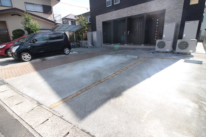 物件外観写真4　(駐車場)