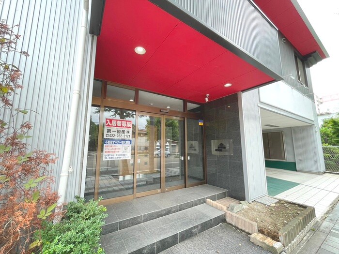 物件外観写真2　(エントランス部分)