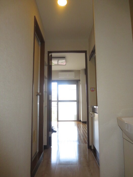 物件内観写真4　(玄関)