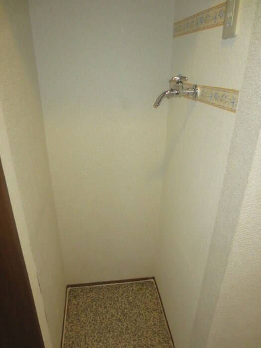 物件内観写真5　(洗濯機置場)