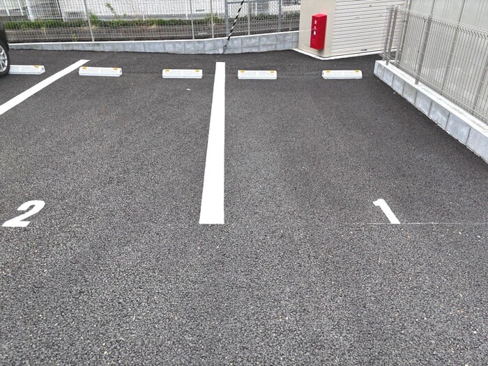 物件外観写真3　(駐車場)
