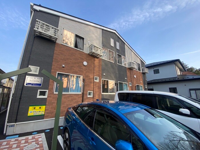 物件外観写真4　(エントランス部分)