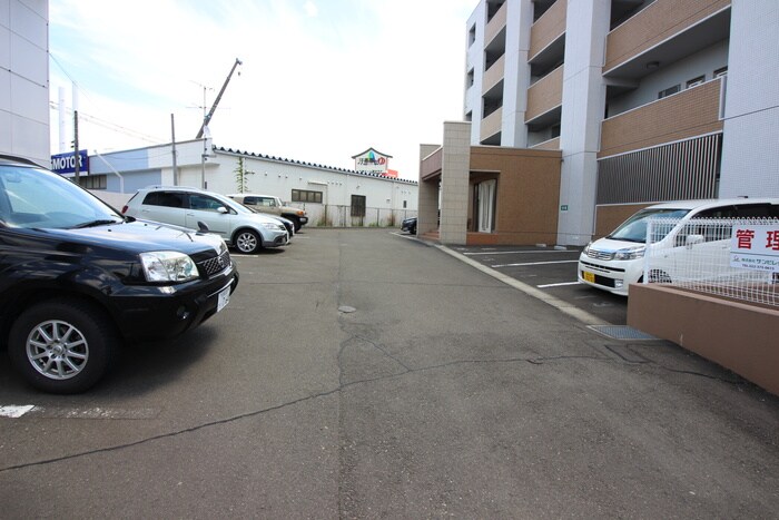 物件外観写真2　(駐車場)