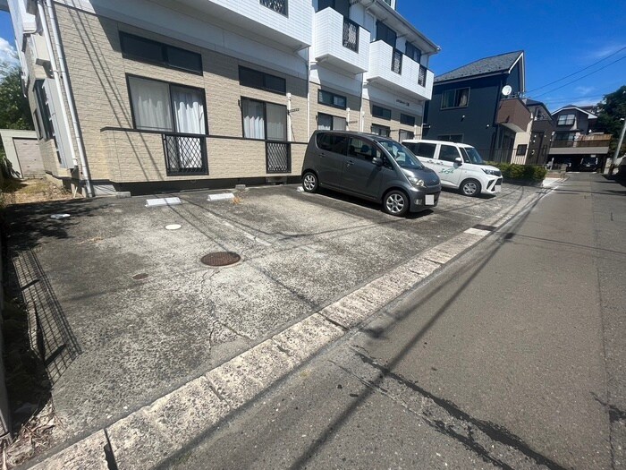 物件外観写真3　(駐車場)