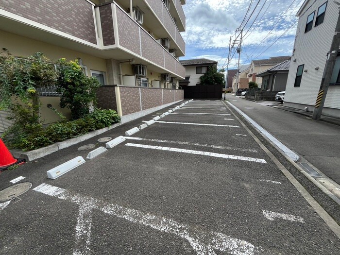 物件外観写真5　(駐車場)