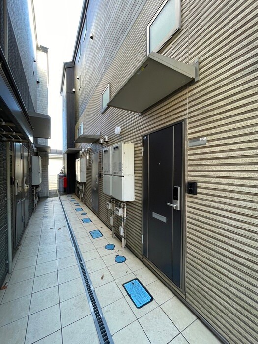 物件外観写真2　(エントランス部分)