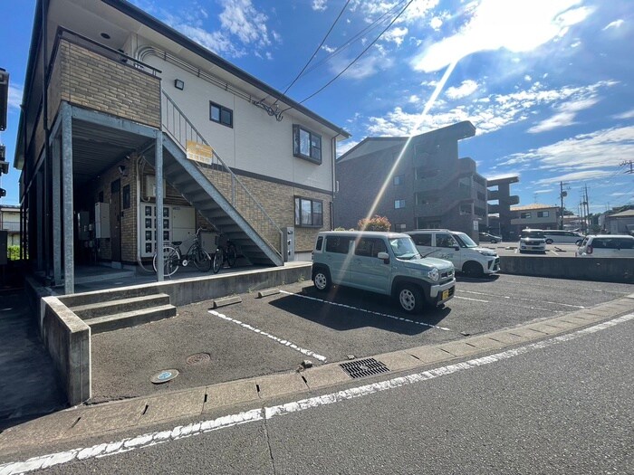 物件外観写真2　(駐車場)