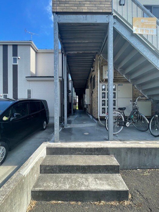 物件外観写真6　(エントランス部分)