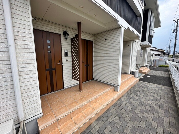 物件外観写真3　(エントランス部分)