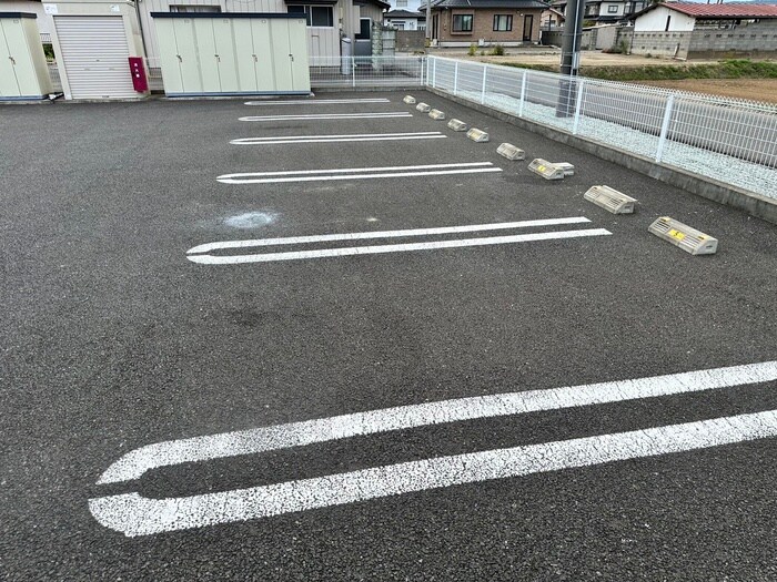 物件外観写真4　(駐車場)