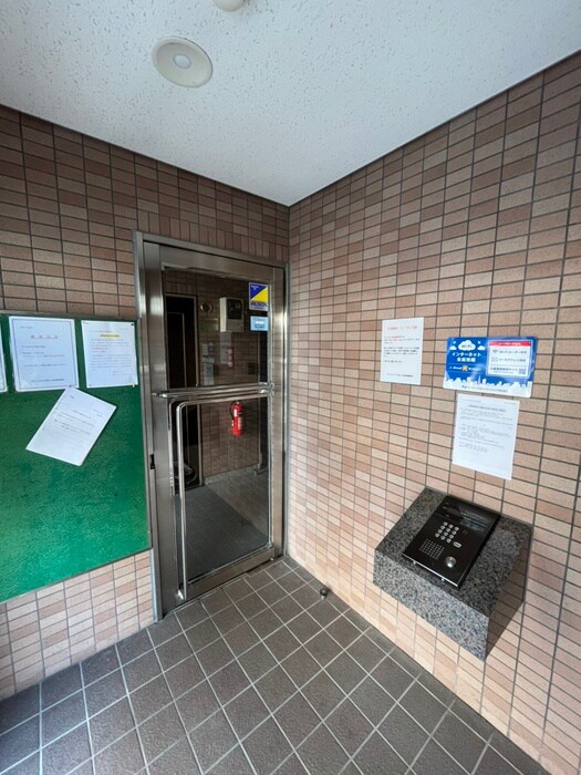 物件外観写真3　(エントランス部分)