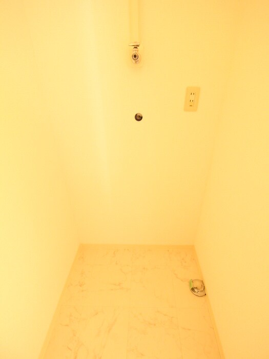 物件内観写真16　(洗濯機置場)