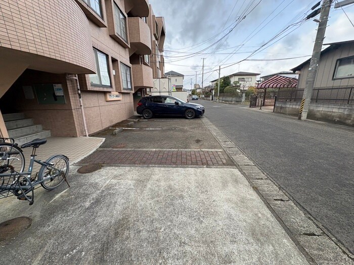 物件外観写真4　(駐車場)