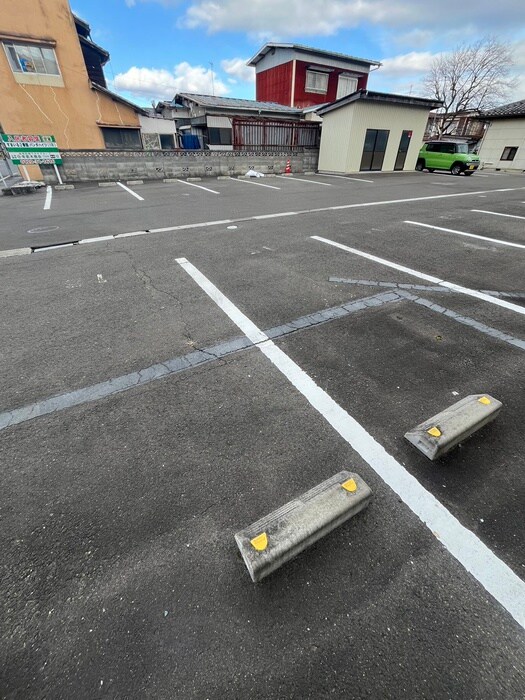 物件外観写真5　(駐車場)