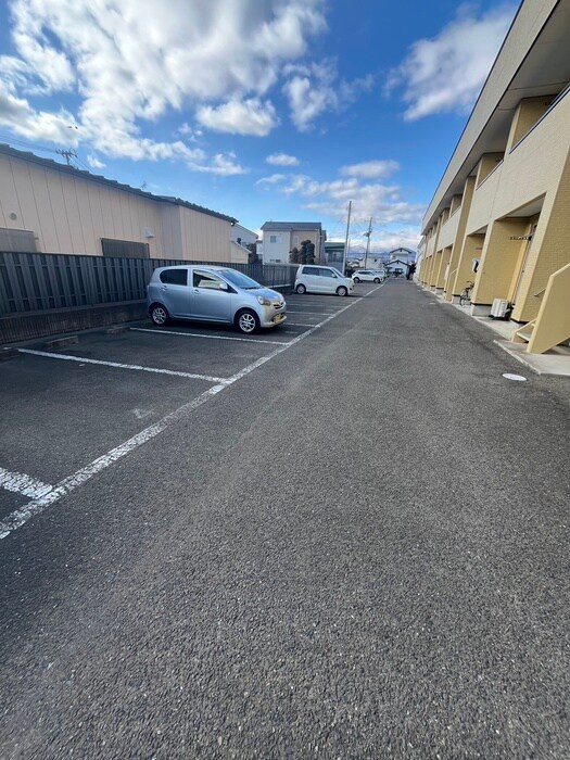 物件外観写真3　(駐車場)