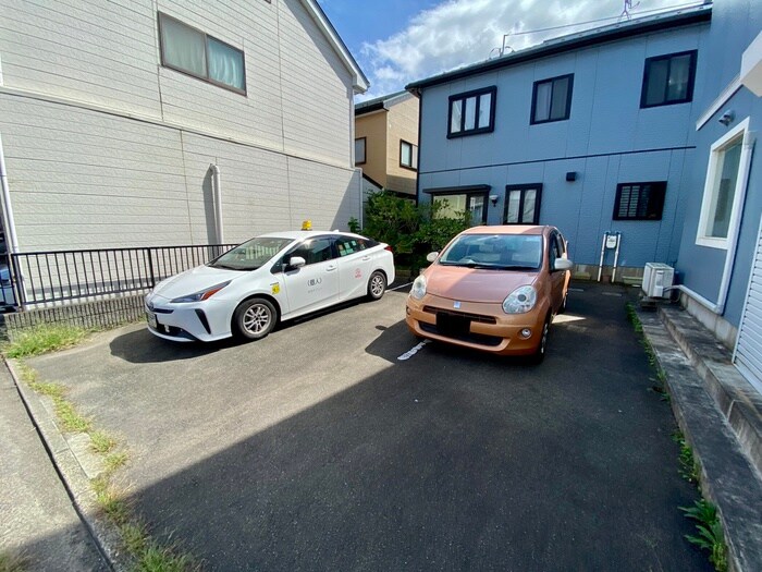 物件外観写真5　(駐車場)