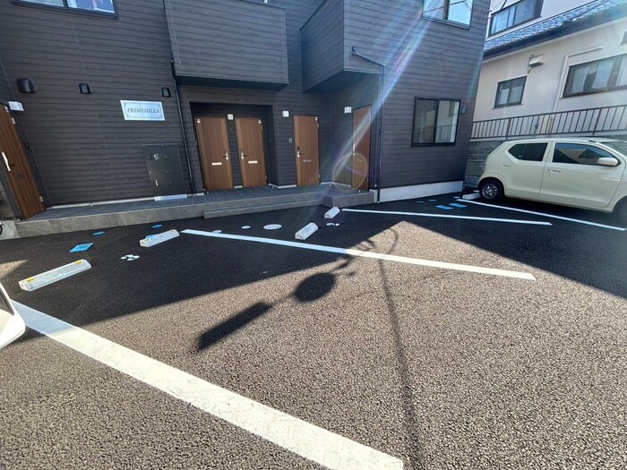 物件外観写真3　(駐車場)