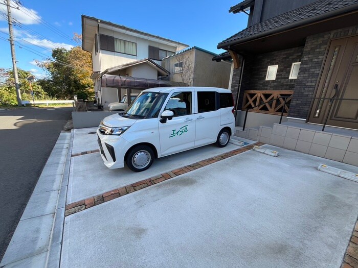 物件外観写真2　(駐車場)