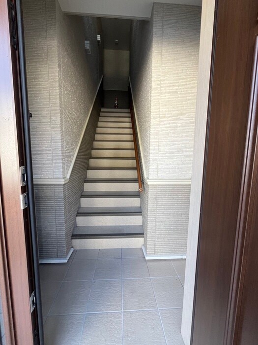 物件外観写真6　(エントランス部分)