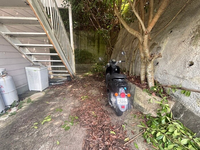物件外観写真5　(バイク置き場)