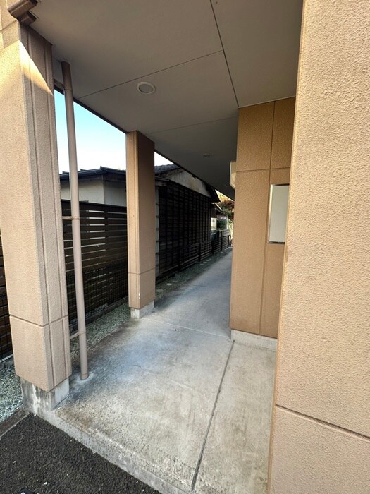 物件外観写真2　(エントランス部分)