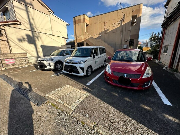 物件外観写真3　(駐車場)