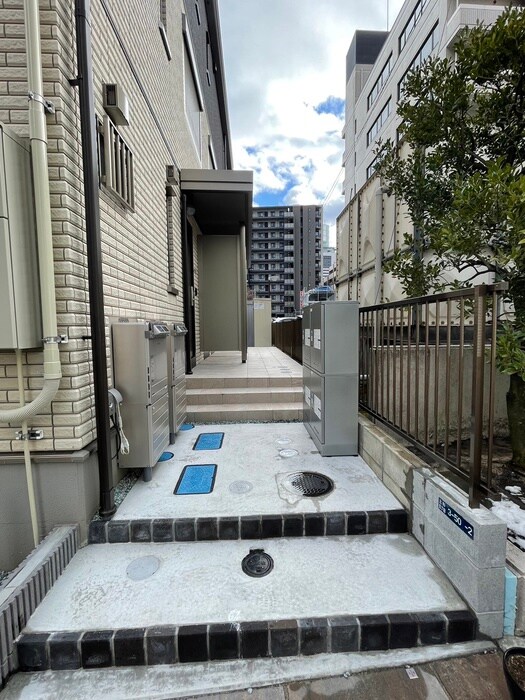 物件外観写真3　(エントランス部分)