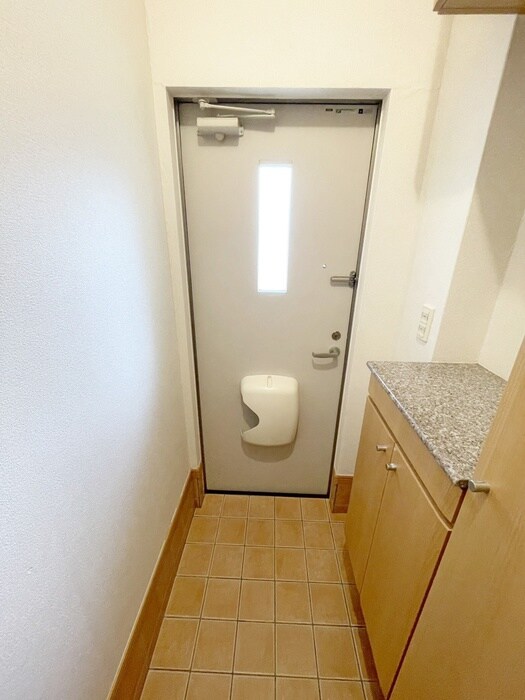 物件内観写真16　(玄関)