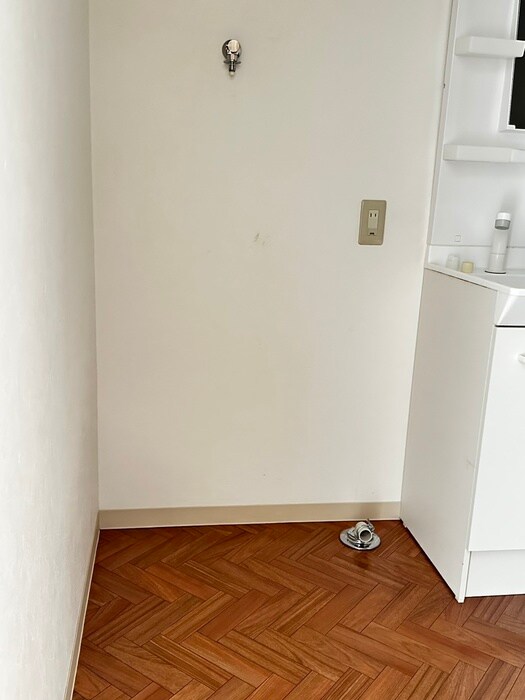 物件内観写真16　(洗濯機置場)