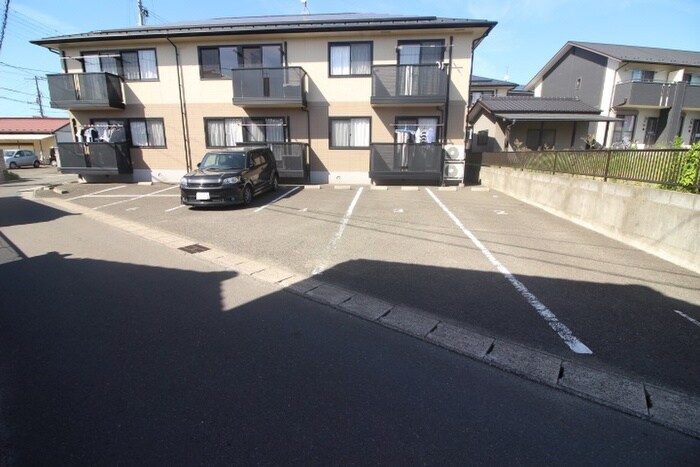 物件外観写真3　(駐車場)