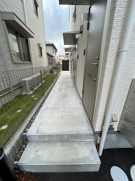 物件外観写真3　(エントランス部分)