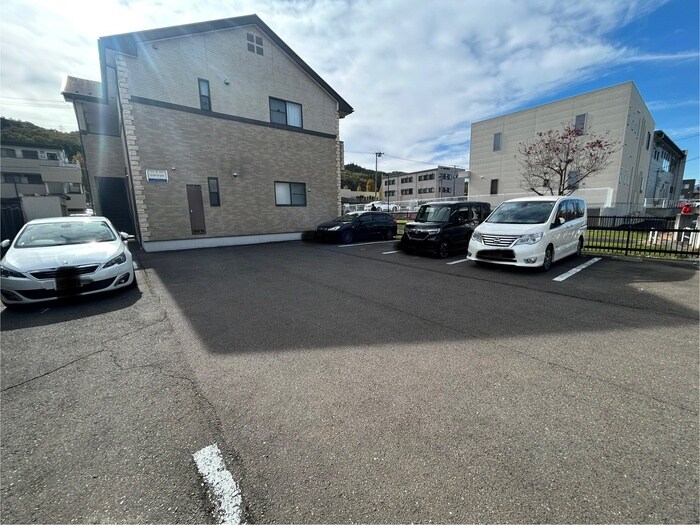 物件外観写真5　(駐車場)