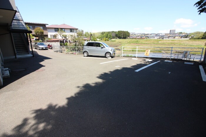 物件外観写真3　(駐車場)