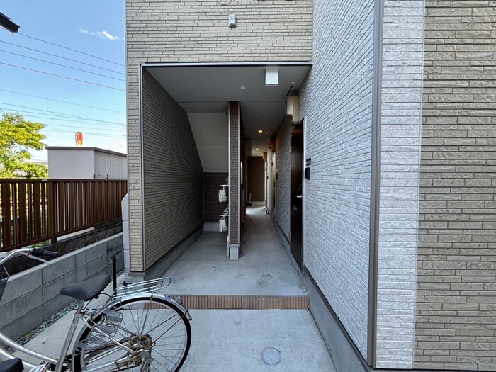 物件外観写真3　(エントランス部分)