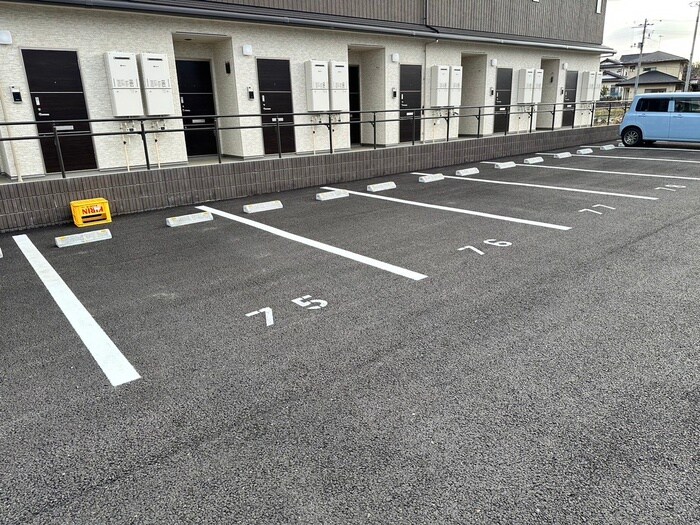 物件外観写真2　(駐車場)