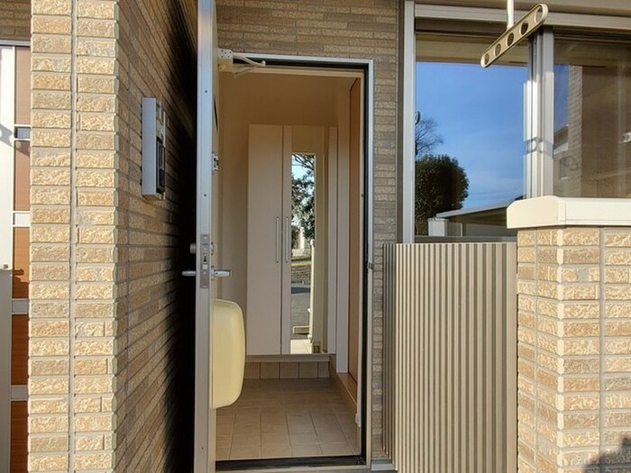 物件内観写真12　(玄関)