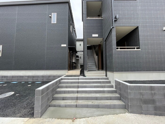 物件外観写真2　(エントランス部分)