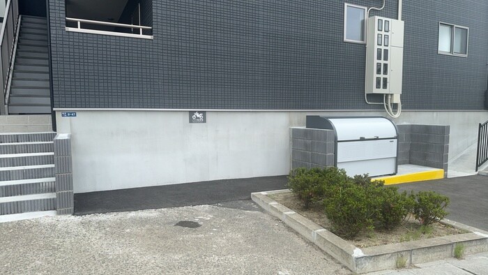 物件外観写真6　(バイク置き場)