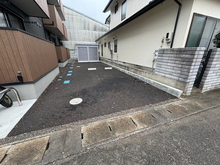 物件外観写真3　(駐車場)
