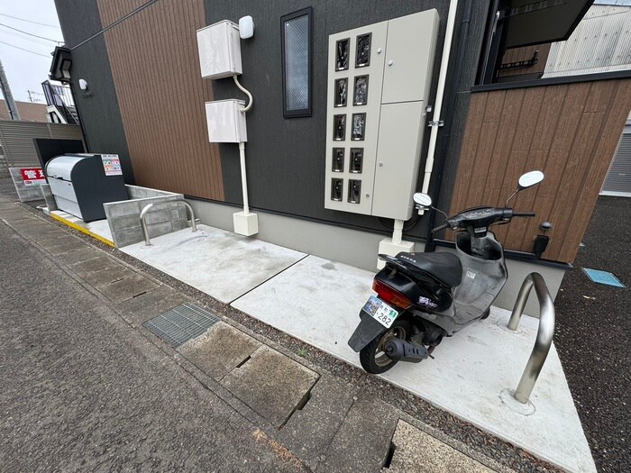 物件外観写真6　(バイク置き場)