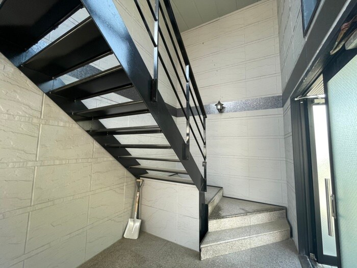 物件外観写真4　(エントランス部分)