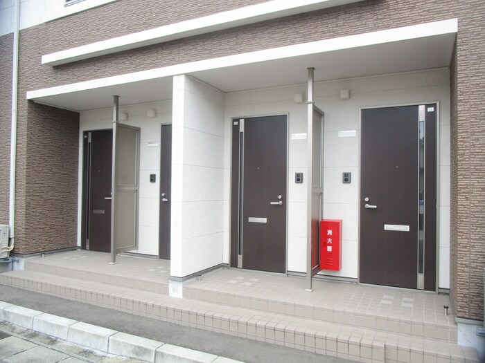物件外観写真3　(エントランス部分)