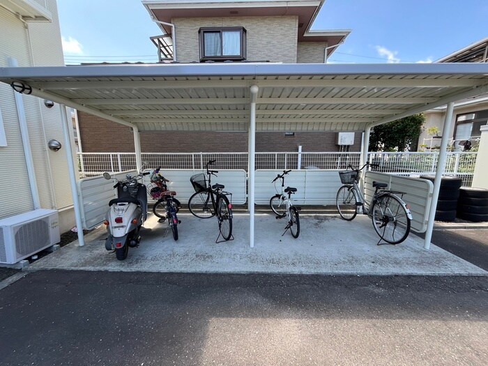 物件外観写真3　(駐輪場)