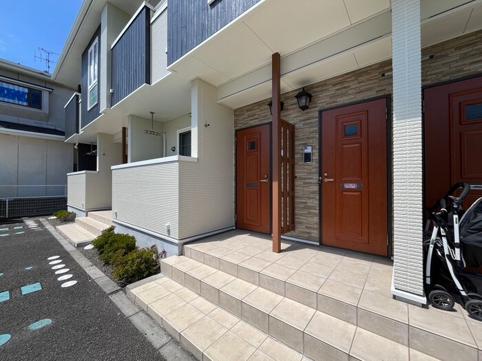 物件外観写真6　(エントランス部分)